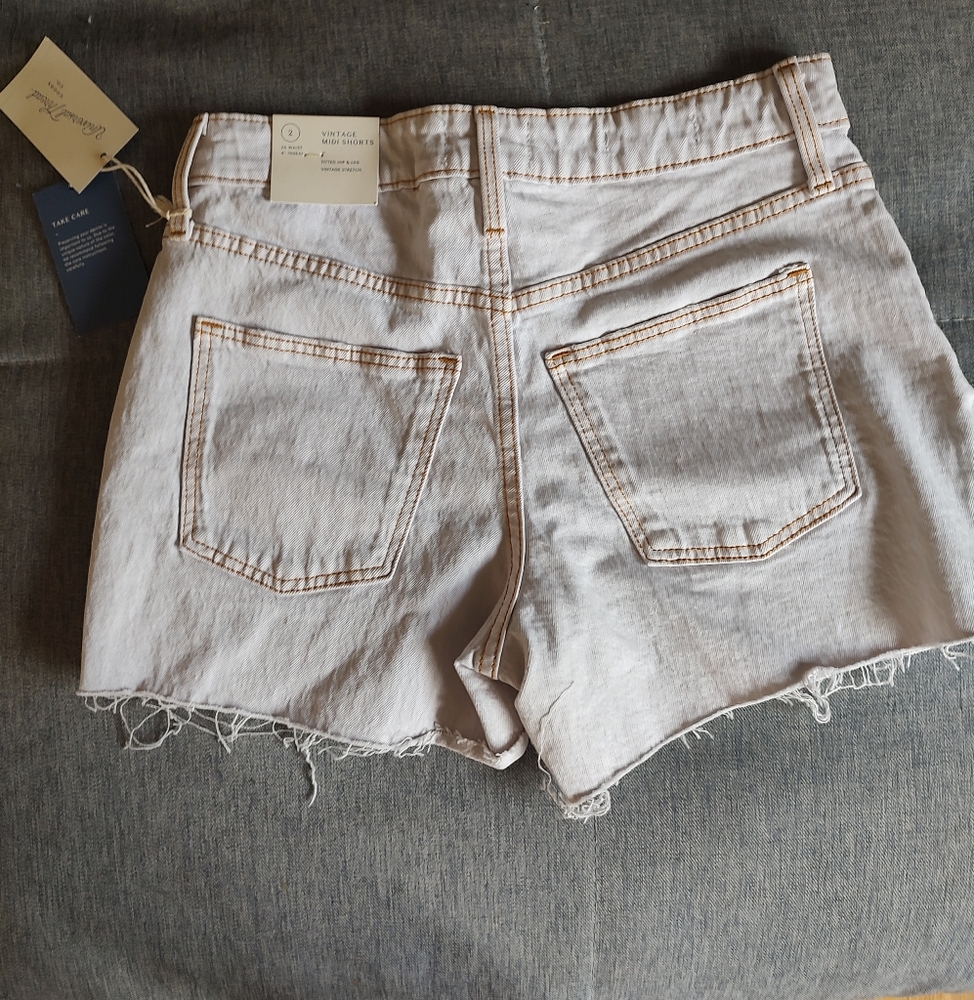 Universal Thread women's size 2/26 jean shorts